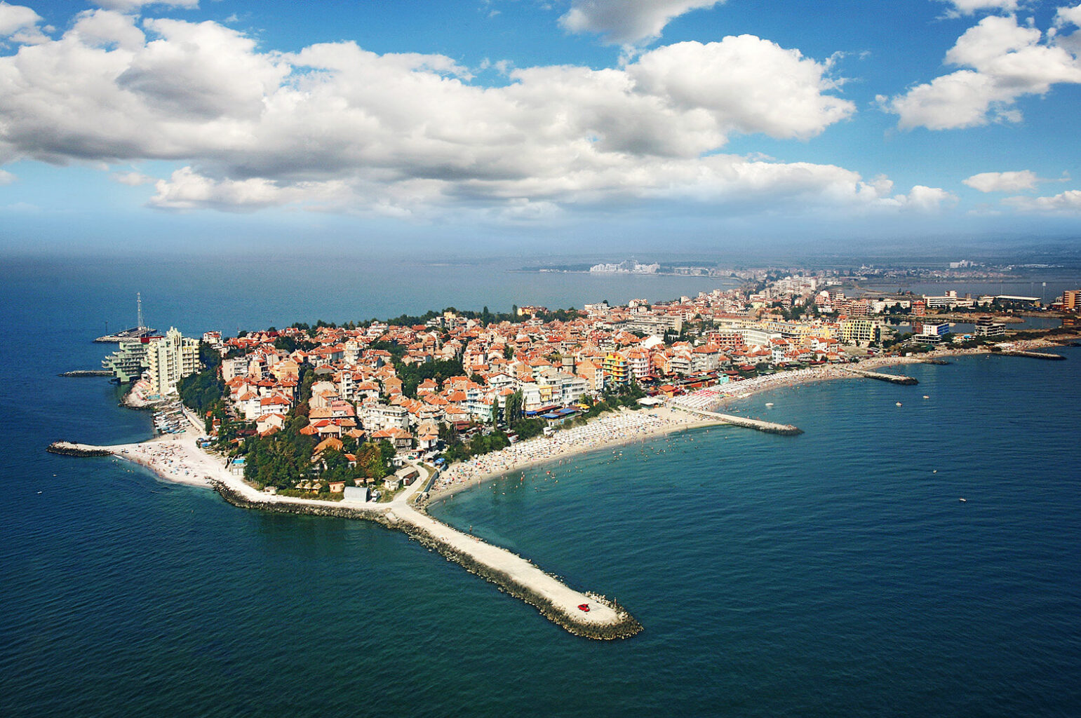 Pomorie din aer — orașul vechi de pe peninsulă și plajele