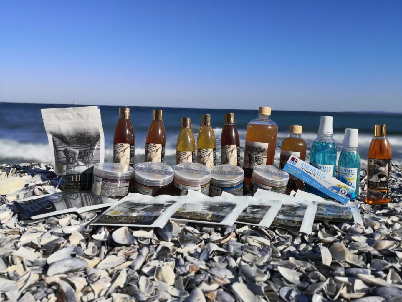 Produse ANCHIALO cu luga din Marea Neagră și nămol de liman, aranjate pe scoici pe plajă